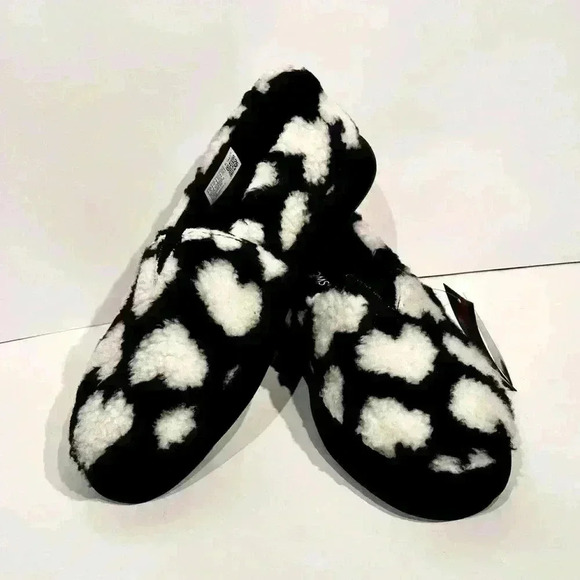 TOMS Alpargata Mallow Black Shoes White Hearts Fuzzy Fleece Faux Shearling NWT - Picture 1 of 14